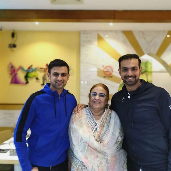 Shoaib Malik (left) with his mother Sultana Malik and younger brother Adeel Malik