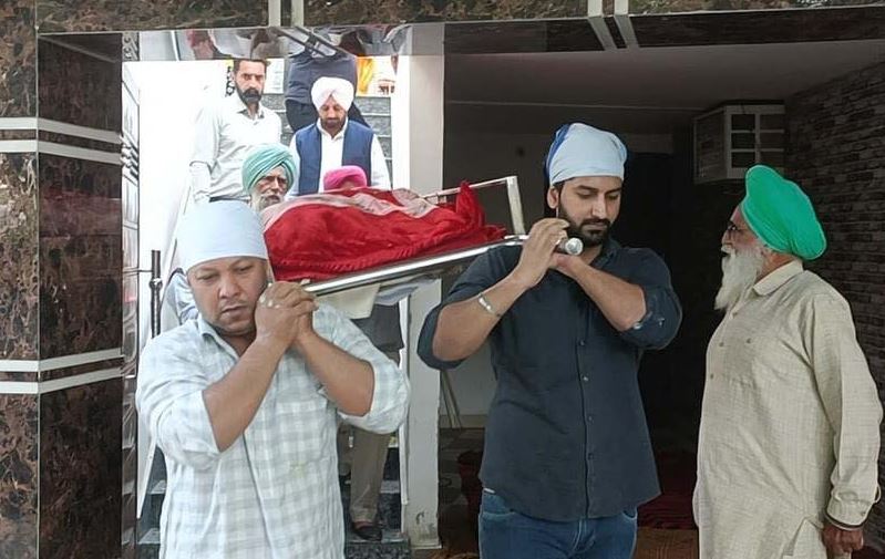 Daljeet Kaur's family members carrying her for funeral