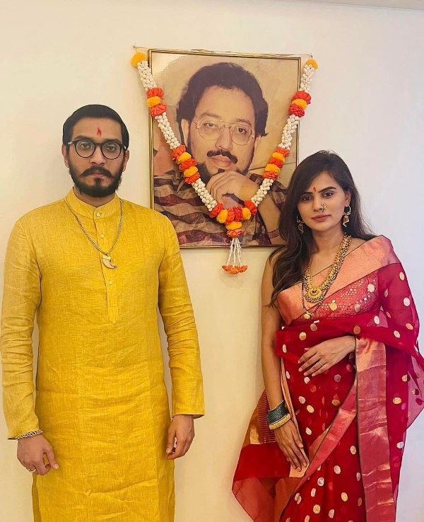 Nihar Thackeray (left) and his wife Ankita Patil Thackeray with Nihar's father Bindumadhav Thackeray's photo-compressed