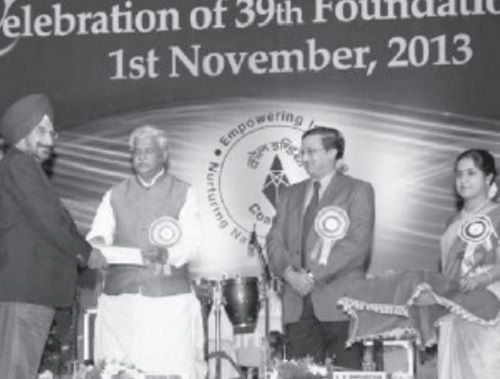 Jaswant Singh Gill receiving an award