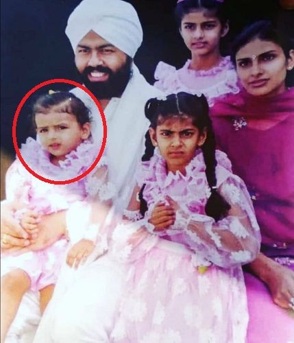 Satguru Mata Sudiksha's childhood picture with her parents and sisters