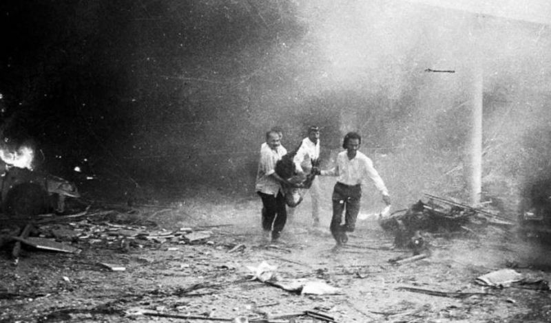 Picture from 1993 Bombay Bomb Blast - the rescue of casualties