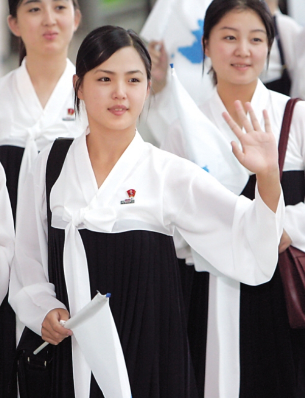 A woman presumed to be Ri Sol-ju waving to South Koreans while departing from Incheon International Airport on 5 September 2005 as a member of North Korea’s cheering squad at the Asian Athletics Championships held in Incheon