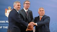 signal to whom?  Nehammer, Vučić and Orbán shake hands in Belgrade on November 16