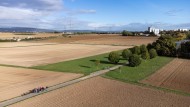 Special crop rotation: The fields to the east of the motorway (in the foreground) could be converted into building land - and thereby increase in value considerably