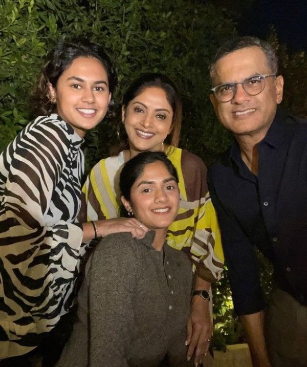 Nadiya Moidu with her husband and daughters
