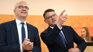 Boris Rhein (CDU, right), Prime Minister of Hesse, and his deputy, Economics Minister Tarek Al-Wazir (Bündnis 90/Die Grünen), in May in the plenary hall of the Hessian state parliament in Wiesbaden