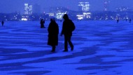 That was a cold winter: In January 2010, people from Hamburg went for a walk on the frozen Outer Alster.