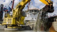 Hamburg: In June 2020, an excavator retrieves silt from a harbor basin during work on the Elbe deepening.