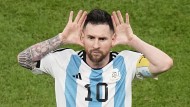 Mockery, ridicule and provocation in the direction of the Dutch coach van Gaal: Messi shows his best side when he has the ball at his feet.