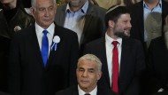 Transfer: Israeli Prime Minister Lapid (centre), successor Netanyahu (left) and his coalition partner Smotrich on November 15.