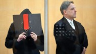 The accused (left) and his defense attorney Andreas Wieser before the start of the hearing at the Düsseldorf Higher Regional Court