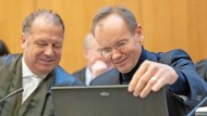 The former Wirecard CEO Markus Braun (right) is sitting next to his lawyer Alfred Dierlamm in the dock in the courtroom at the start of the trial.