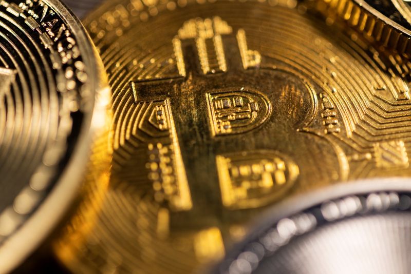Le Bitcoin repasse au dessus de $17,000 mais fait face à des obstacles clés