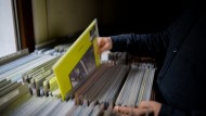 A grab into the record box at the Underdog in Cologne