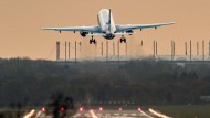 Hohe Kosten in Deutschland: Ein Eurowings-Airbus startet vom Hamburger Flughafen.