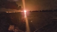 Eine Feuerkugel ist in der Nacht zum Dienstag, 5. September 2023, am ukrainischen Donauufer von Chilia Veche im Osten Rumäniens zu sehen. Abermals sind Trümmer einer mutmaßlich russischen Drohne in Rumänien gefunden worden.