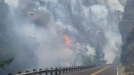 Schall und Rauch und Flammen? Auch dieses Jahr brannten wieder die Wälder in Kalifornien, so etwa im August neben der gesperrten Route 199.