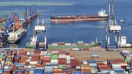 Container warten in einer Werft in Yantai, Provinz Shandong, auf ihren Transport. Der chinesische Außenhandel zeigt keine Anzeichen einer Erholung.