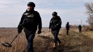 Ukrainische Einsatzkräfte bei der Minenräumung