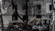 Ausgebrannte Autos stehen vor einem schwer beschädigtem Wohnblock in der Frontstadt Orichiw (Aufnahme am 17.09.23).