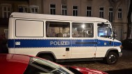 Ein Einsatzfahrzeug der Polizei steht bei einer Razzia in Berlin-Friedrichshain auf der Straße.