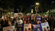 Tausende Menschen demonstrieren vor dem Hauptstützpunkt des Militärs in Israel und fordern einen Geiseldeal.