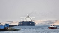 Ein Frachtschiff durchquert den Suez-Kanal (Archivbild).