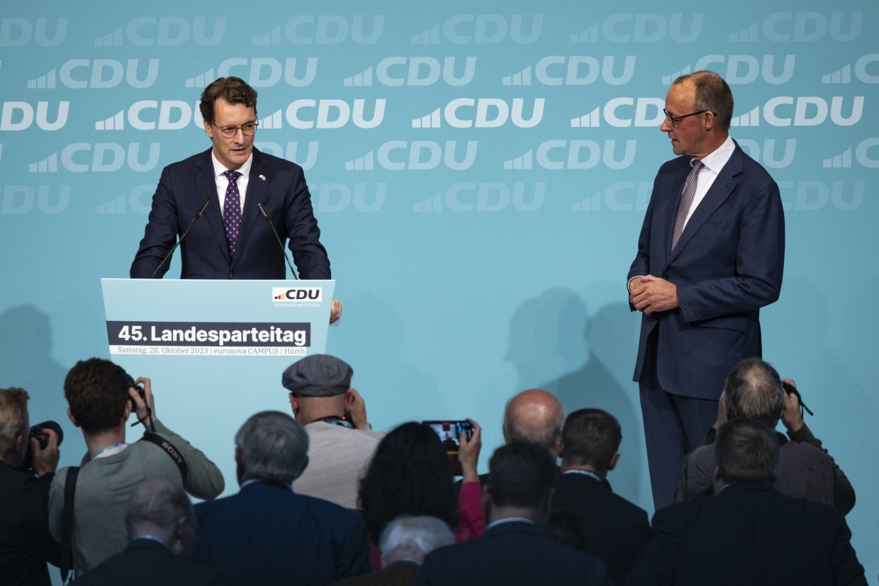 Auf Augenhöhe: Wüst und Merz beim Landesparteitag der CDU in Nordrhein-Westfalen im Oktober 2023.