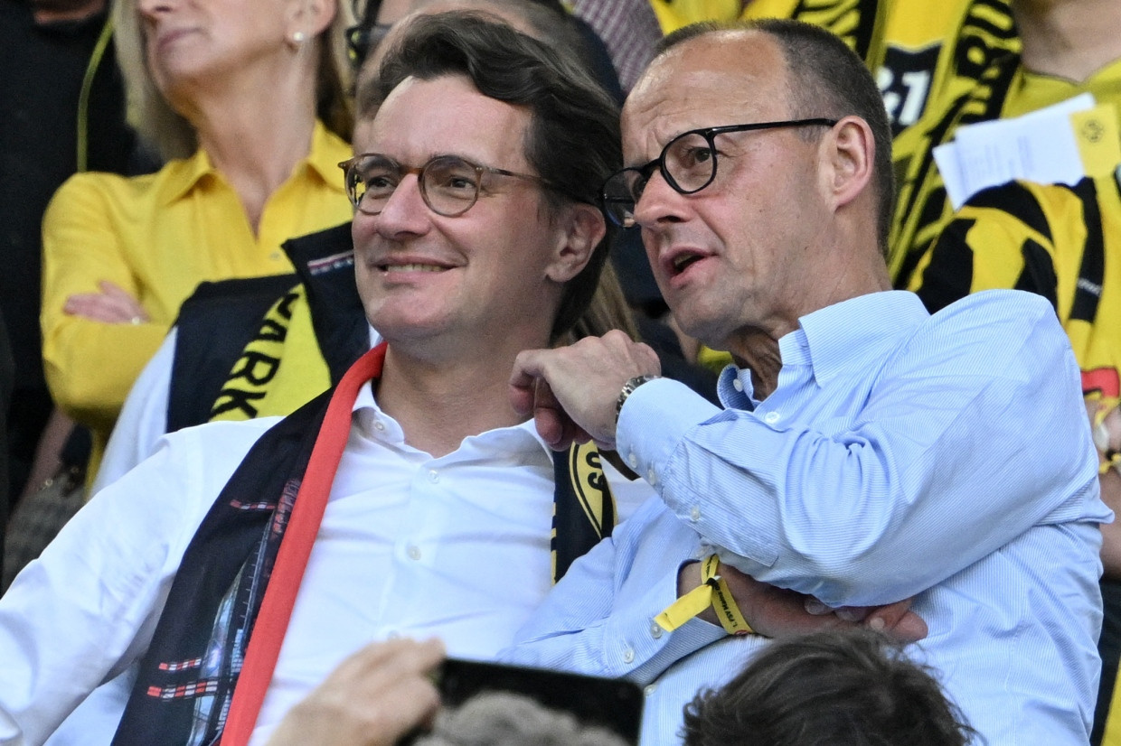 Zwei, die auch privat miteinander können: Wüst und Merz im Mai 2023 bei einem Bundesliga-Spiel von Borussia Dortmund gegen den FSV Mainz.