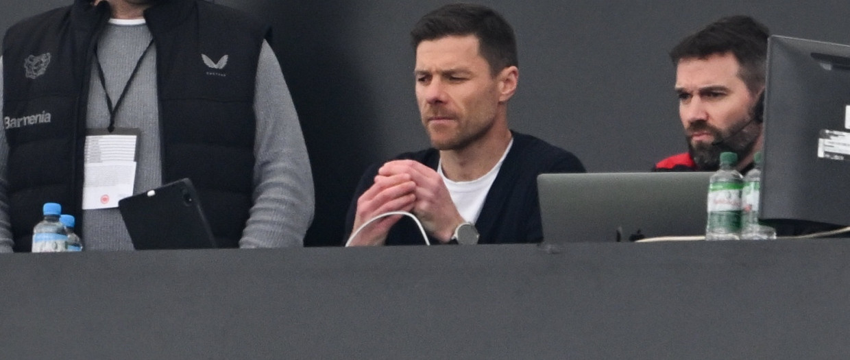 Der gesperrte Leverkusener Trainer Xabi Alonso sah das Spiel von der Tribüne aus.