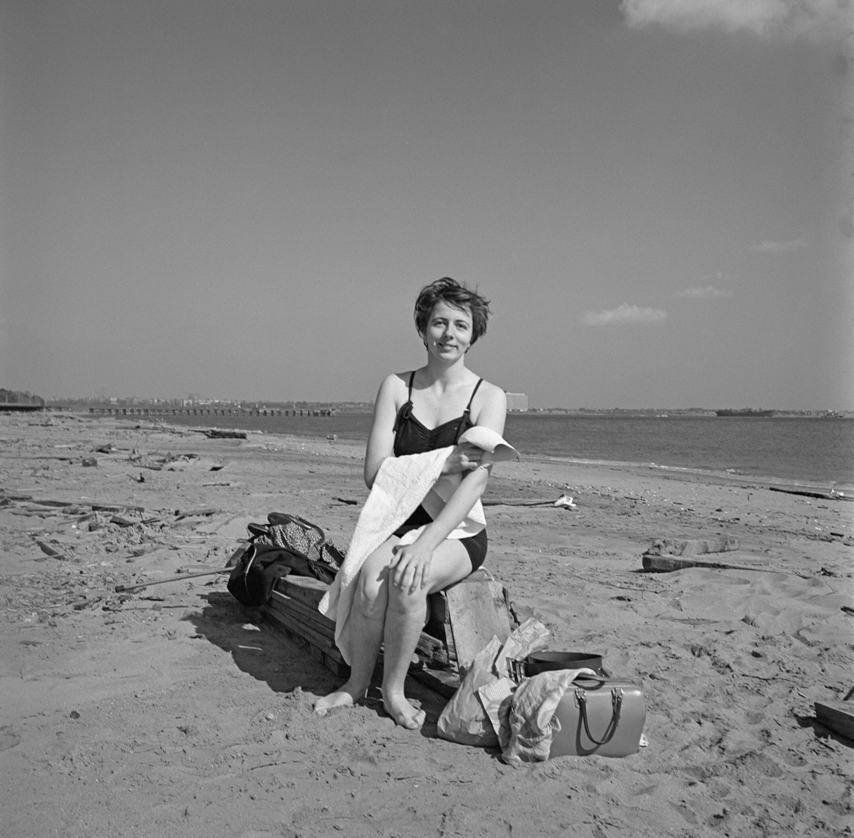 Selbstporträt Vivian Maiers am Strand von Staten Island aus dem Jahr 1954