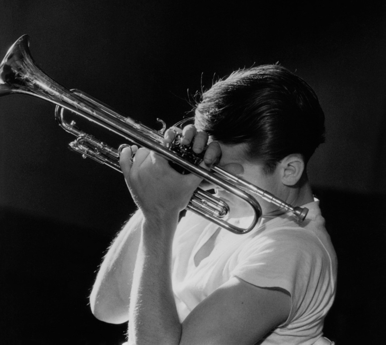 Versteckt in seinem Instrument: Herman Leonards Sicht auf Chet Baker, New York City, 1956