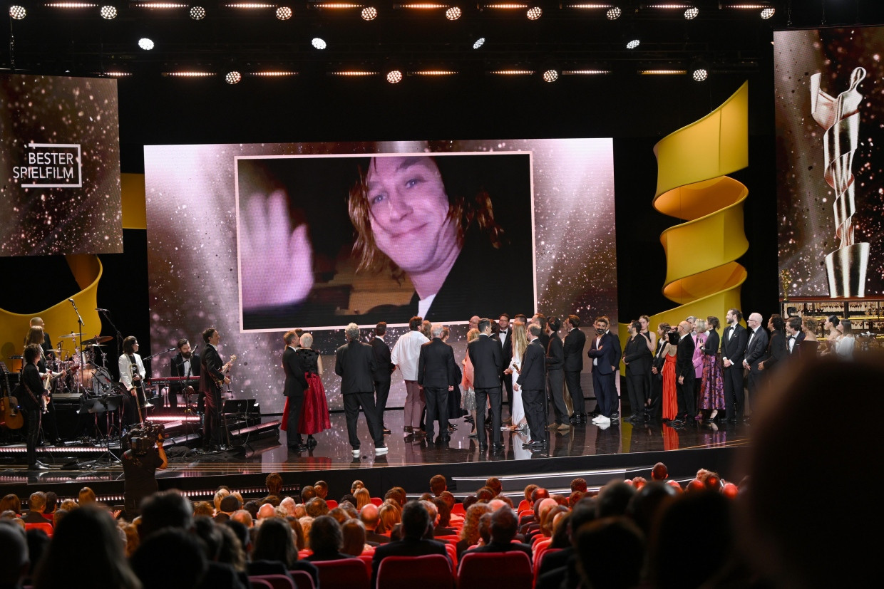 Lars Eidinger, Schauspieler im Gewinnerfilm „Sterben“ ist bei der Preisverleihung übers Handy zugeschaltet.