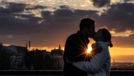 Stadt der Liebe: Ein Paar küsst sich auf der Brücke Pont des Arts in Paris.