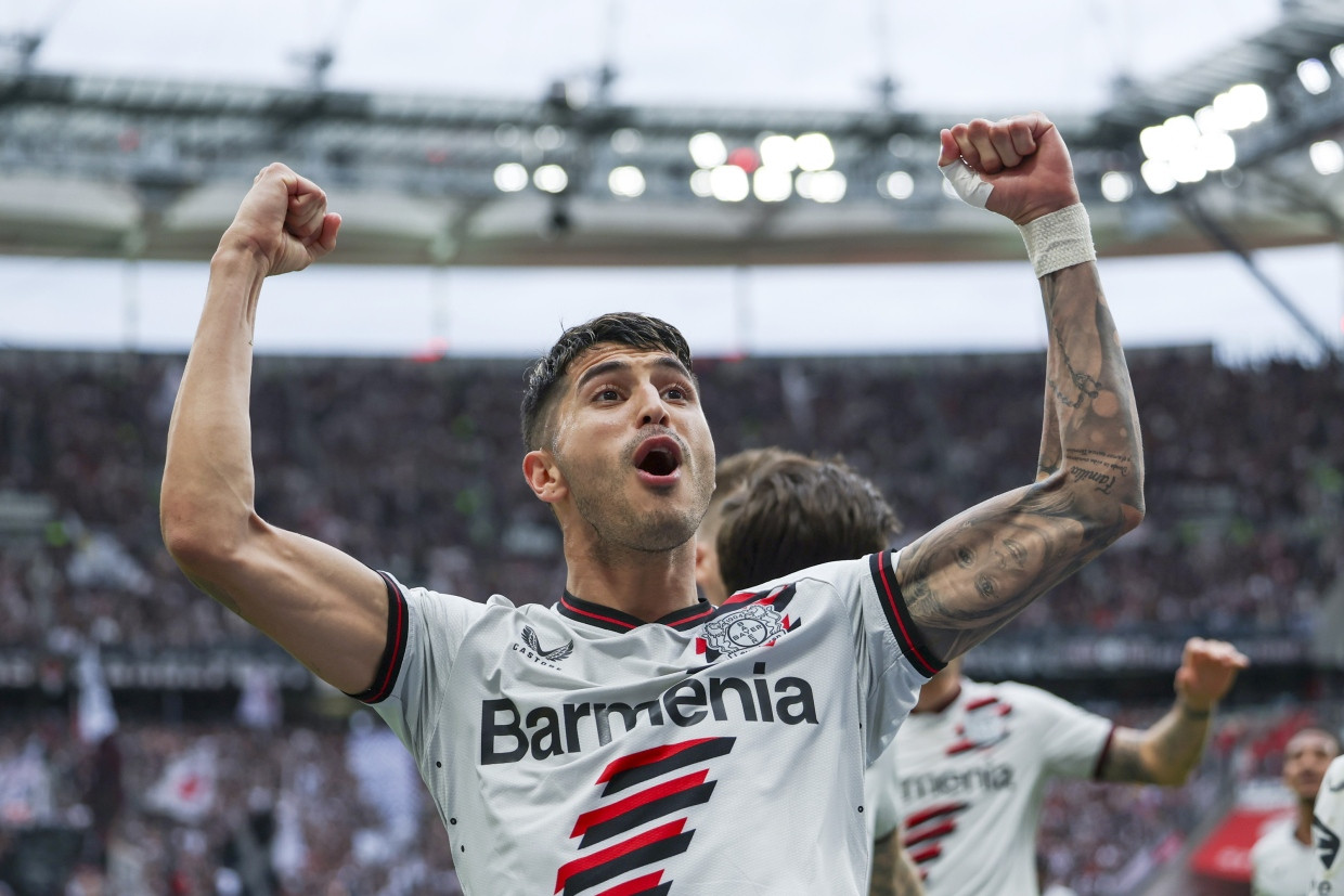 Exequiel Palacios freut sich über den nächsten Sieg von Bayer Leverkusen.